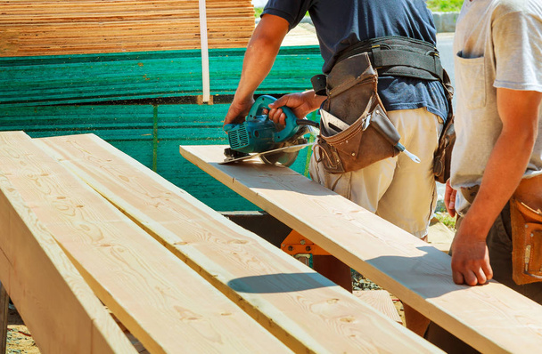 Řezání dřeva s kotoučovou pilou mužské zaměstnance nebo zručný s - Fotografie, Obrázek