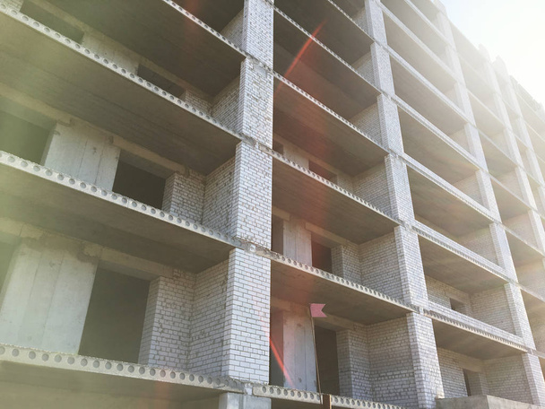 Ladrillo construcción inacabada de una casa de apartamentos
 - Foto, imagen