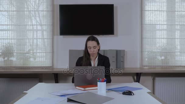 boss in bad mood modern office interior - Materiaali, video