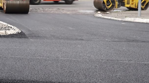 Road roller asfalt werkt bestrating straat - Video