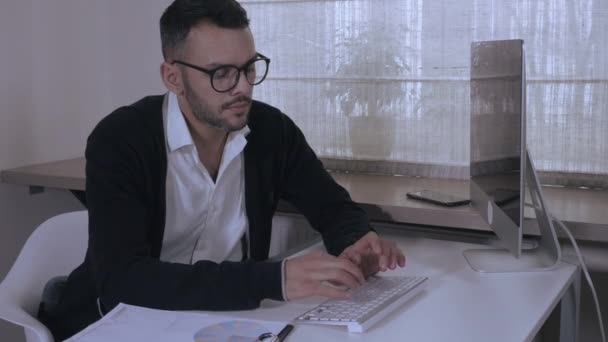 businessman concentrated on his work - Materiał filmowy, wideo