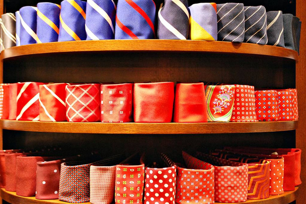  Ampia selezione di cravatte nel negozio di abbigliamento maschile
 - Foto, immagini
