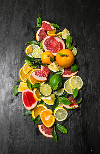 Citrus fruits - grapefruit, orange, tangerine, lemon, lime.  - Foto, afbeelding