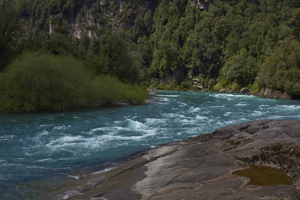 River Futaleufu flowing through a forested valley in the Aysn Region of southern Chile. The river is renowned as one of the premier locations in the world for white water rafting. - Foto, imagen