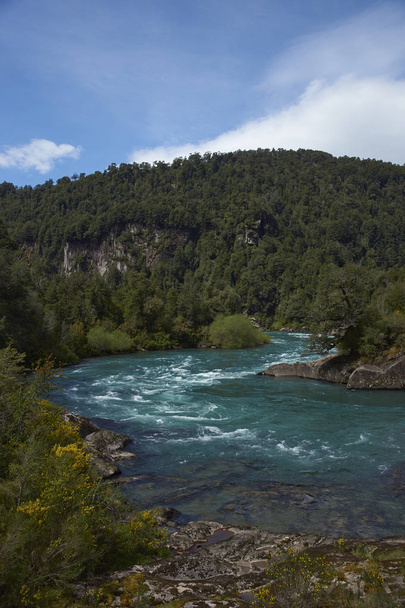 Der Fluss Futaleufu fließt durch ein bewaldetes Tal in der Region Aysn im Süden Chiles. Der Fluss ist als einer der besten Orte der Welt für Wildwasser-Rafting bekannt. - Foto, Bild