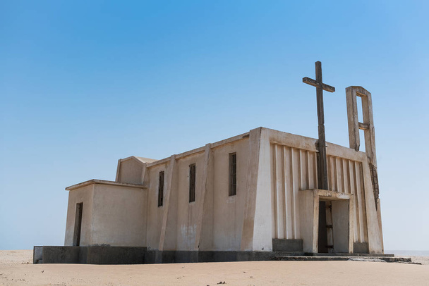 ナミベ、アンゴラで放棄された教会。典型的なポルトガル教会 - 写真・画像