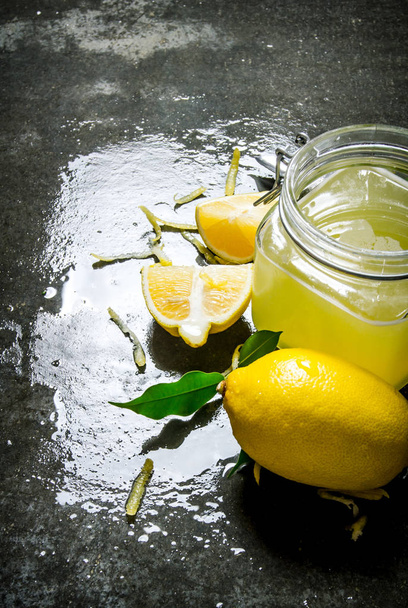Lemon juice with slices of fresh lemon.  - Foto, afbeelding