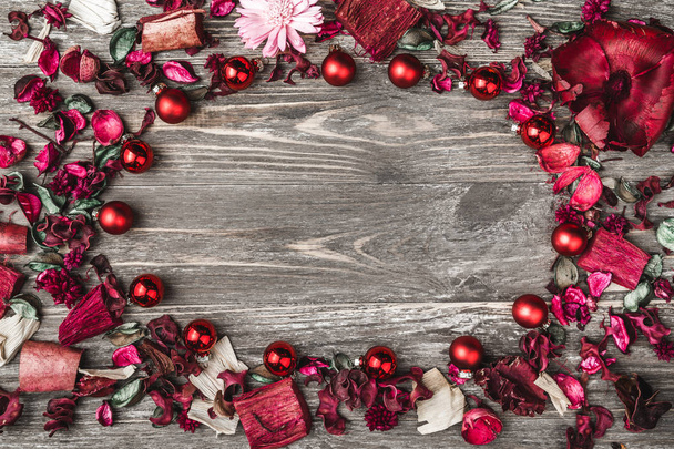 Felső, top, felülnézet, a dekoratív szárított, festett virágszirmok, kéreg, karácsonyi stílusban, egy rusztikus, sötét barna és fehér fa háttér szabad hely a szöveg írása - Fotó, kép