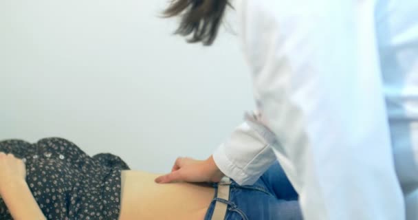 Palpação abdominal no centro médico. Médicos entregam a paciente mulher
 - Filmagem, Vídeo