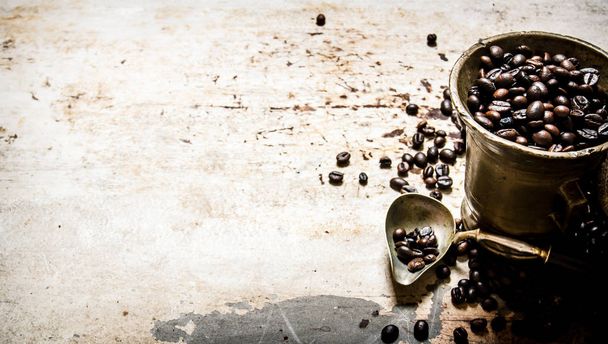 Čerstvě pražené kávy v staré Malty. Na rustikální pozadí. - Fotografie, Obrázek