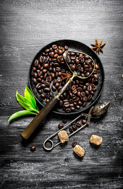 Granos de café asados en una sartén
.  - Foto, imagen