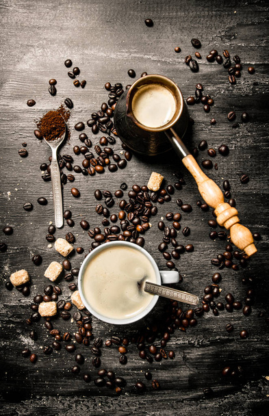 Свежий кофе в чашке
  - Фото, изображение