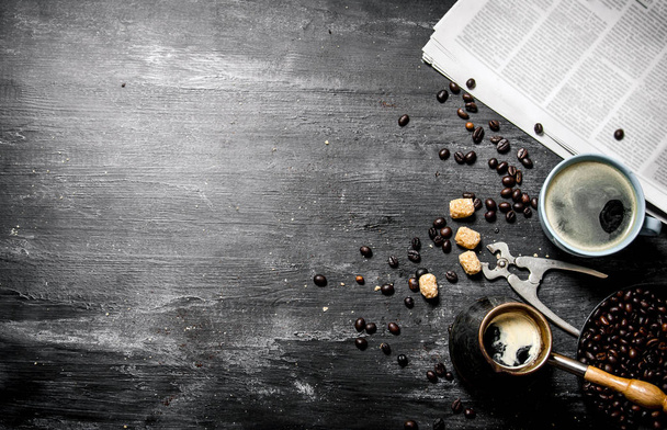 Kávové konvice a noviny s pražených kávových zrn a okolí.  - Fotografie, Obrázek