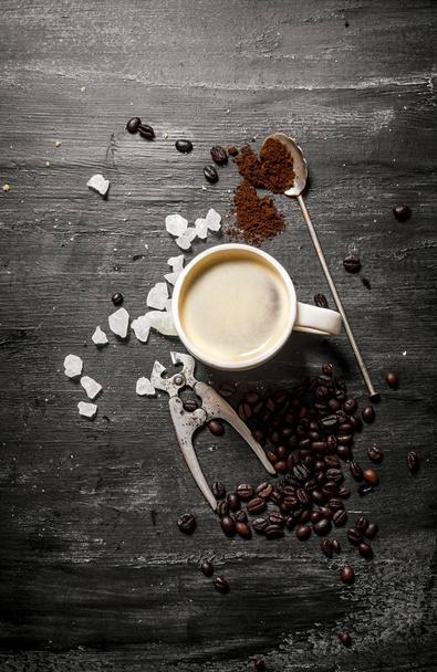 Свежий кофе в чашке
  - Фото, изображение
