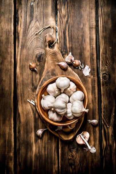 Garlic background . Fresh garlic on old wooden Board.  - 写真・画像