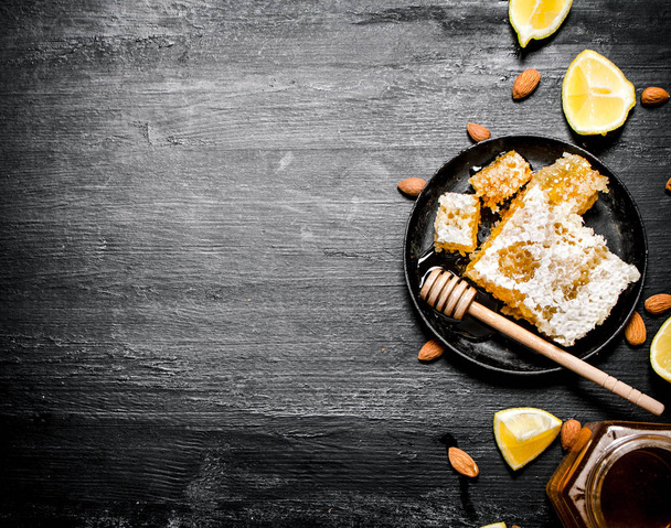 Honey background. Sweet natural honey with lemon .  - Fotoğraf, Görsel