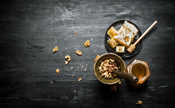 Walnuts in a mortar and sweet honey - Zdjęcie, obraz