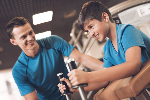 Dad and son in the same clothes in gym. Father and son lead a healthy lifestyle. - Foto, immagini