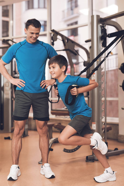 Dad and son in the same clothes in gym. Father and son lead a healthy lifestyle. - Fotografie, Obrázek