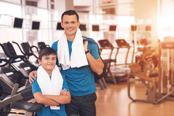 Dad and son in the same clothes in gym. Father and son lead a healthy lifestyle. - Foto, afbeelding