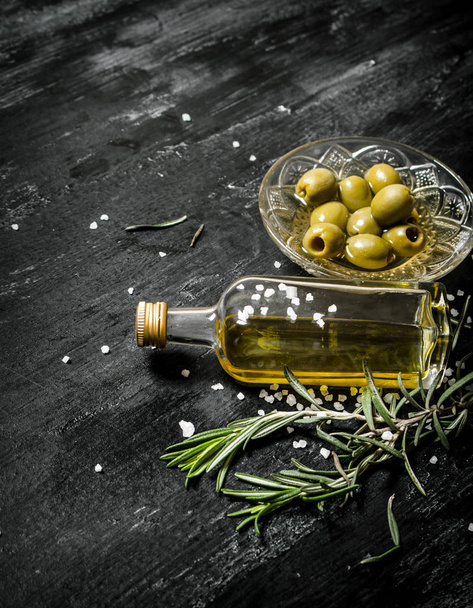 Fresh olives and the oil  - Valokuva, kuva