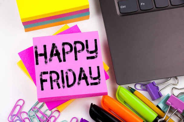 Escrevendo texto mostrando Happy Friday feita no escritório com arredores como laptop, marcador, caneta. Conceito de negócio para anúncio de saudação Workshop fundo branco com espaço de cópia
 - Foto, Imagem
