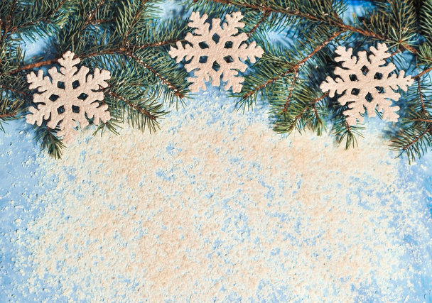 Fondo azul navideño con piñas y especias
 - Foto, imagen