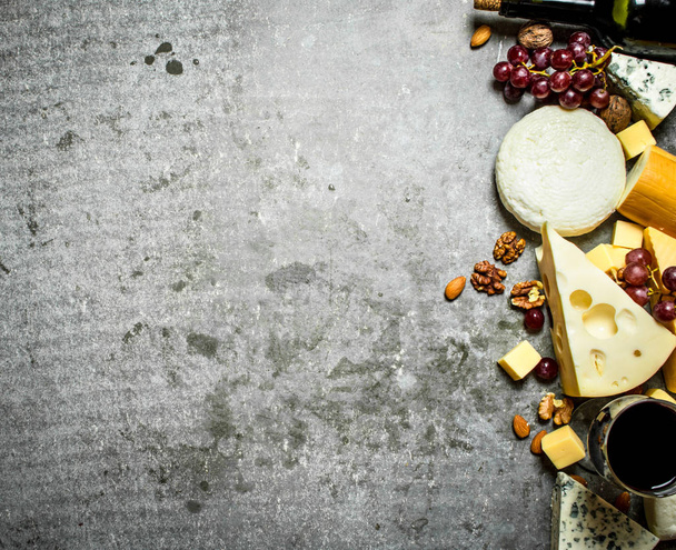 Pieces of cheese with red wine and nuts. - Valokuva, kuva