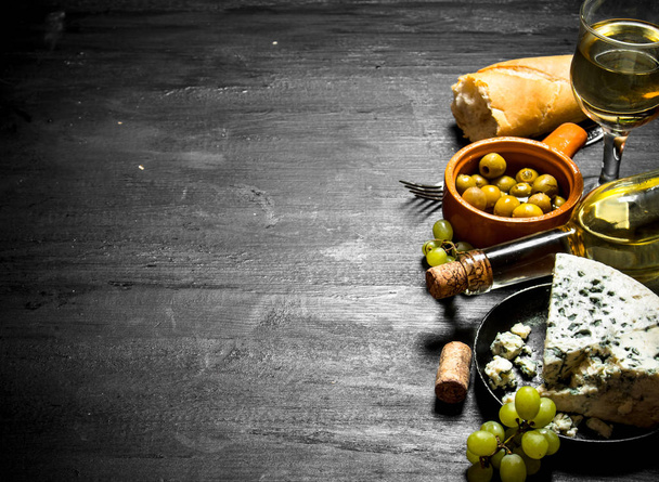 White wine with flavorful cheese and tasty olives. - Foto, immagini