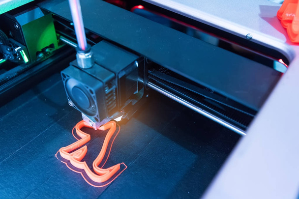 Figura de impresión de impresora 3D moderna macro de primer plano - Foto, Imagen