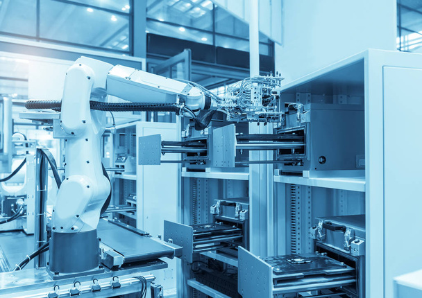 Ipari robot vákuumszívóval szállítószalaggal a gyárban, Smart factory industry 4.0 koncepció. - Fotó, kép