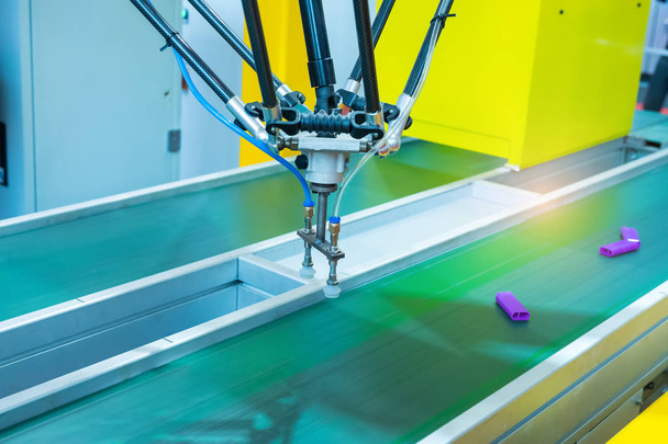 Автоматичний робот на складальній лінії, що працює на заводі. Розумна фабрична промисловість 4.0 концепція
. - Фото, зображення