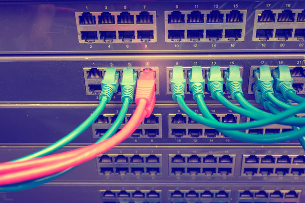 Сетевые кабели в коммутаторе и брандмауэр в стойке сервера облачного вычислительного центра данных
 - Фото, изображение