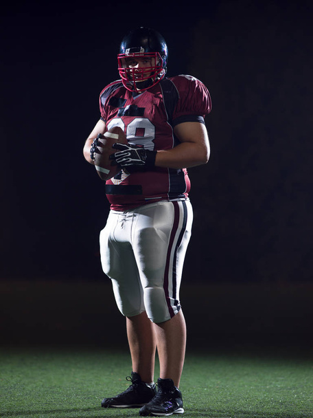 portrait of confident American football player - Foto, afbeelding