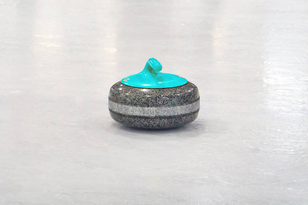 Blauer Granit Stein für Curling Spiel. - Foto, Bild