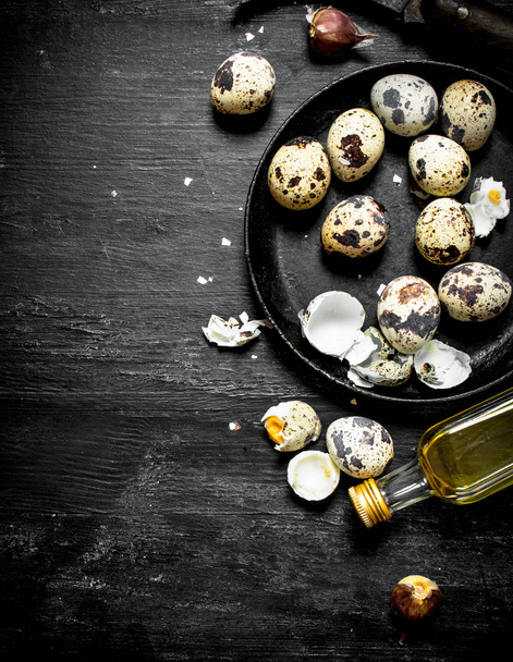 Quail eggs with olive oil and garlic. - Zdjęcie, obraz