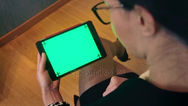 Tableta Ipad monitor de pantalla verde joven empresaria mujer de negocios trabajando
 - Imágenes, Vídeo