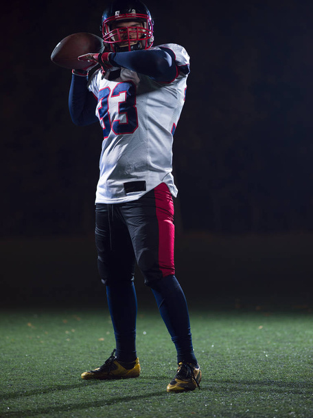 american football player throwing rugby ball - Foto, afbeelding