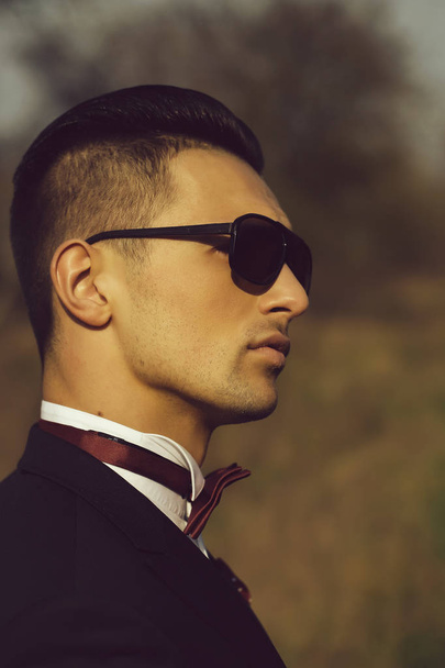 Handsome man in suit and sunglasses - Fotó, kép