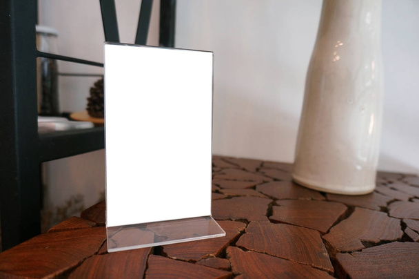 Mock up marco de menú de pie sobre la mesa de madera en Bar restaurante cafetería. espacio para texto - Foto, imagen