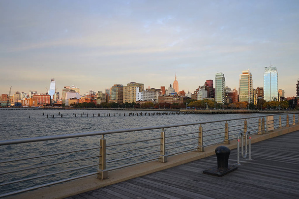 Lado Harlem de la ciudad de Nueva York con Hudson River
 - Foto, Imagen