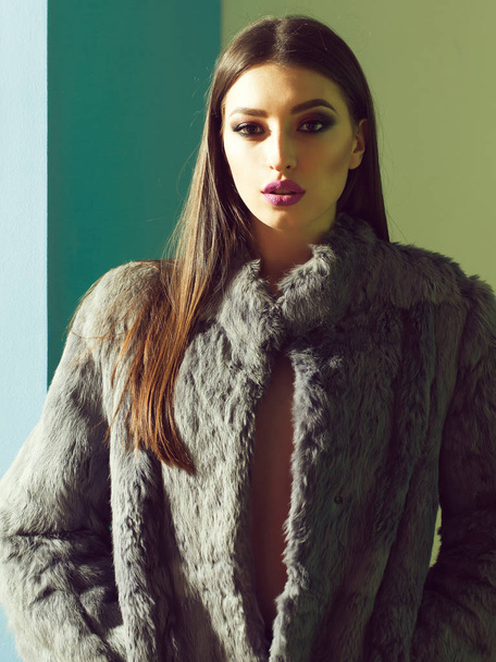 Pretty girl in fur coat - Foto, imagen