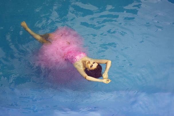 pretty sexy woman in swimming pool - Foto, imagen