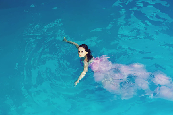 pretty sexy woman in swimming pool - Foto, afbeelding