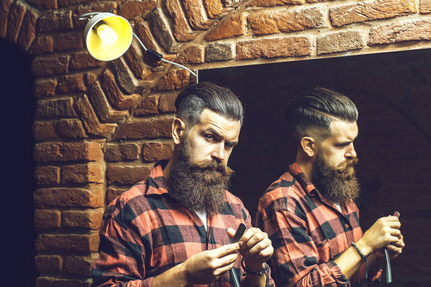 man with razor near mirror - Zdjęcie, obraz