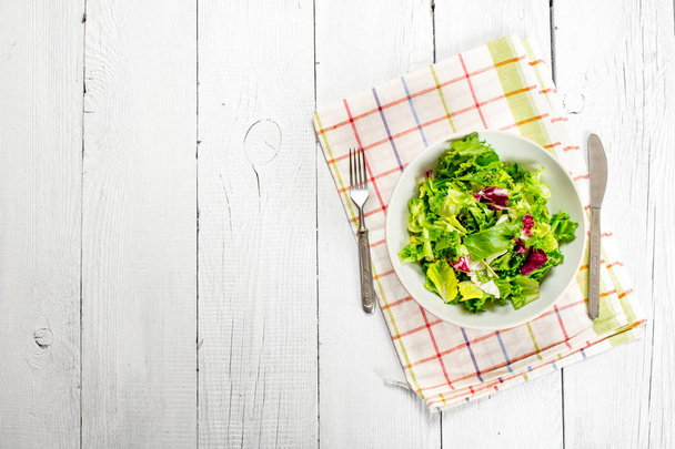 salad of fresh greens on a napkin. - Foto, Imagem