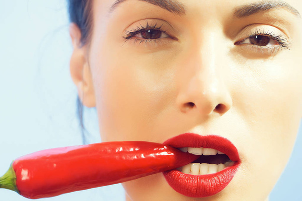 girl with red chilli pepper - Zdjęcie, obraz