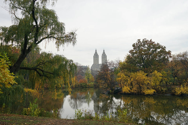New York Central Park Lake Autumn with Skyline - Foto, Imagem