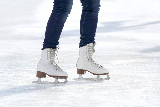 pies patinaje niña patinaje sobre hielo rin
 - Foto, Imagen
