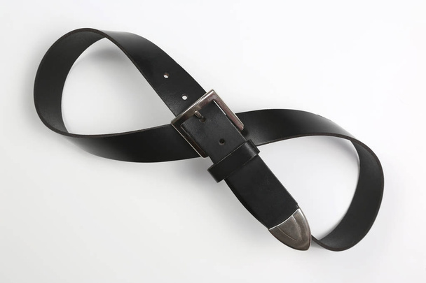 cinturón de cuero negro sobre fondo blanco - Foto, Imagen